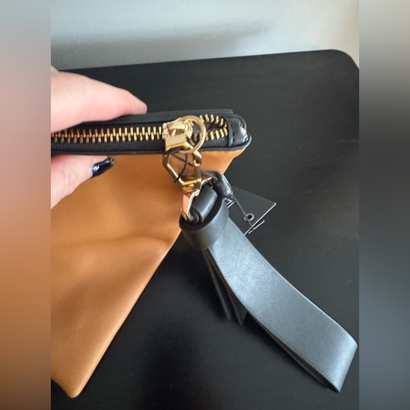 NWT Izzy & Ali Clutch/Wristlet Bag - Picture 5 of 5